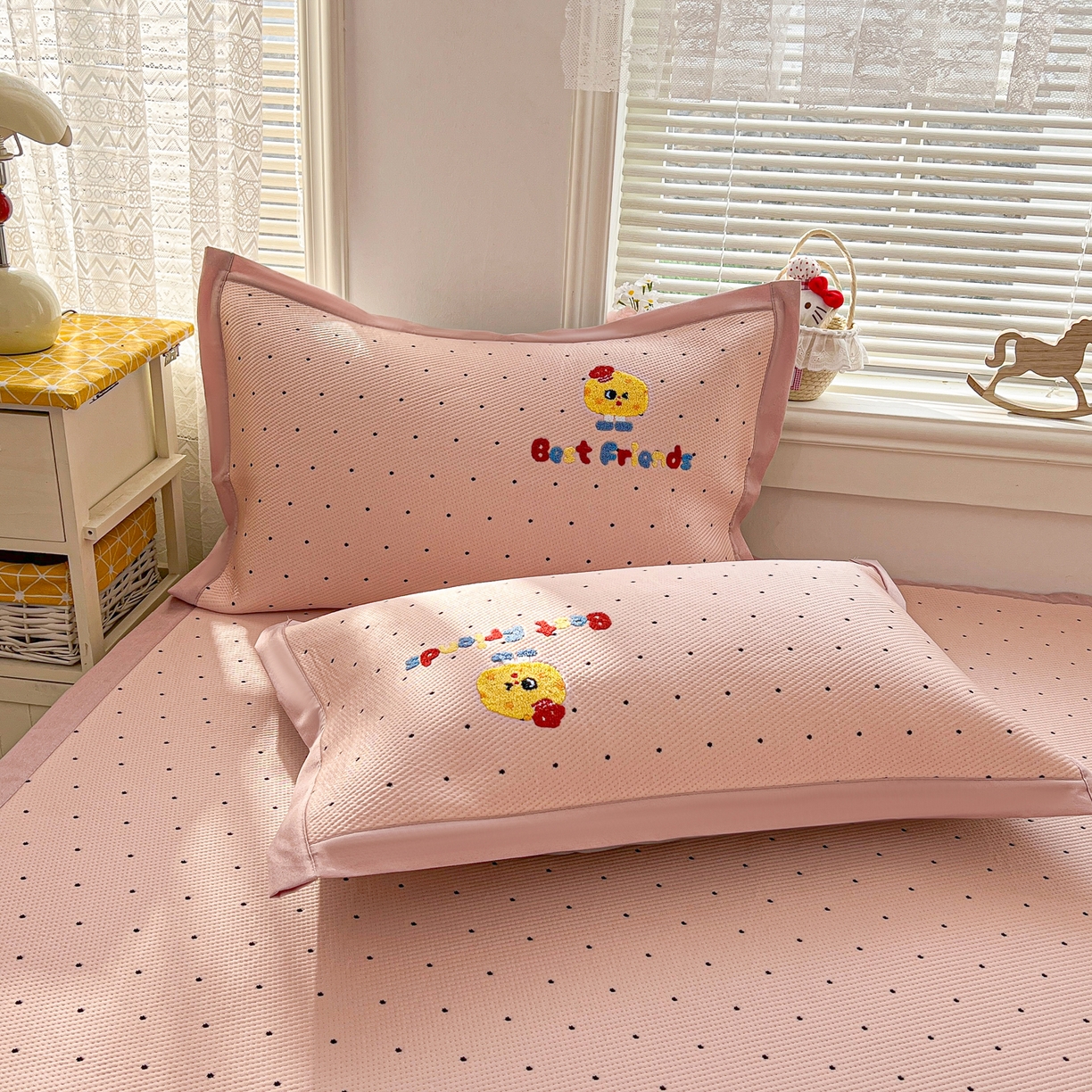 91家纺网 家纺一手货源 找家纺 十里居 2026新款A类凉感PE毛巾绣提花凉席席子-奶酪饼干系列 奶酪饼干-波点粉