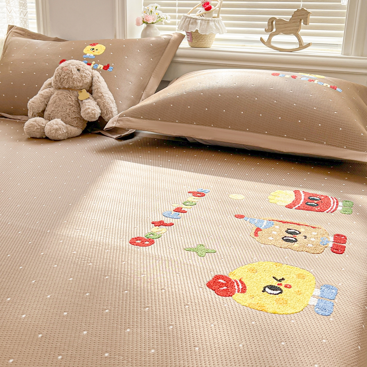 91家纺网 家纺一手货源 找家纺 十里居 2026新款A类凉感PE毛巾绣提花凉席席子-奶酪饼干系列 奶酪饼干-波点咖