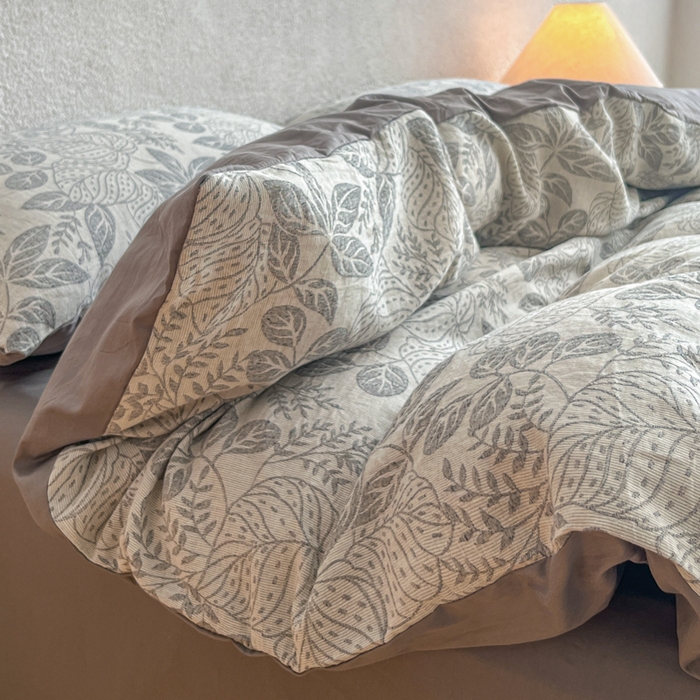 91家纺网 家纺一手货源 找家纺 恋人优选 2026新款全棉纯棉三层提花四件套 茎叶时光-灰