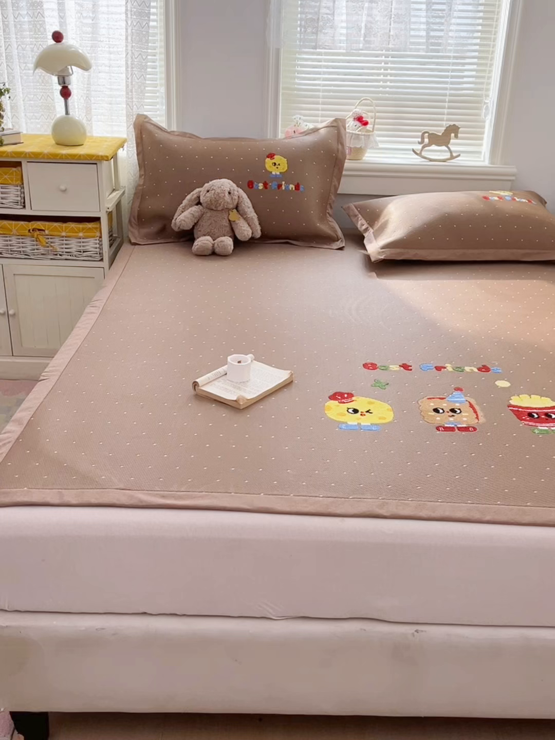 91家纺网 家纺一手货源 找家纺 十里居 2026新款A类凉感PE毛巾绣提花凉席席子-奶酪饼干系列 奶酪饼干-波点咖