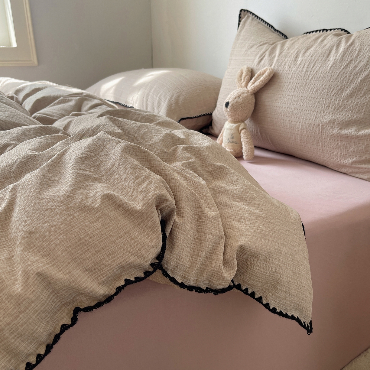 91家纺网 家纺一手货源 找家纺 凯洛奇 2026新款色织阳离子贝壳边四件套 阳离子-奶咖