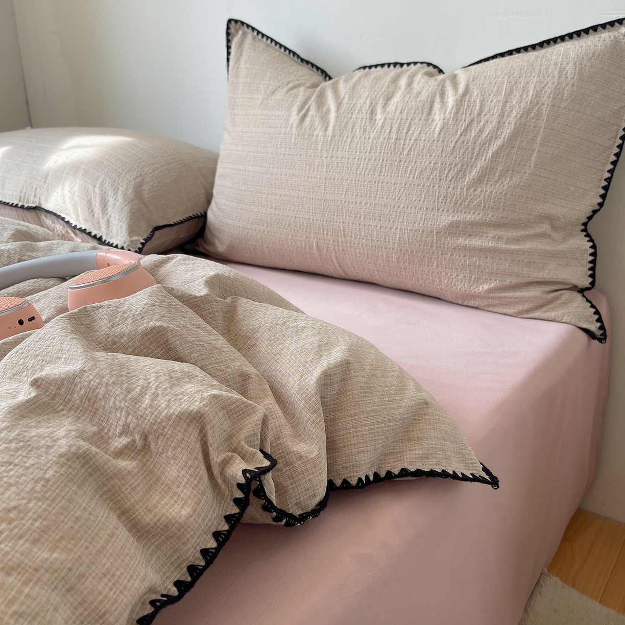 91家纺网 家纺一手货源 找家纺 凯洛奇 2026新款色织阳离子贝壳边四件套 阳离子-奶咖