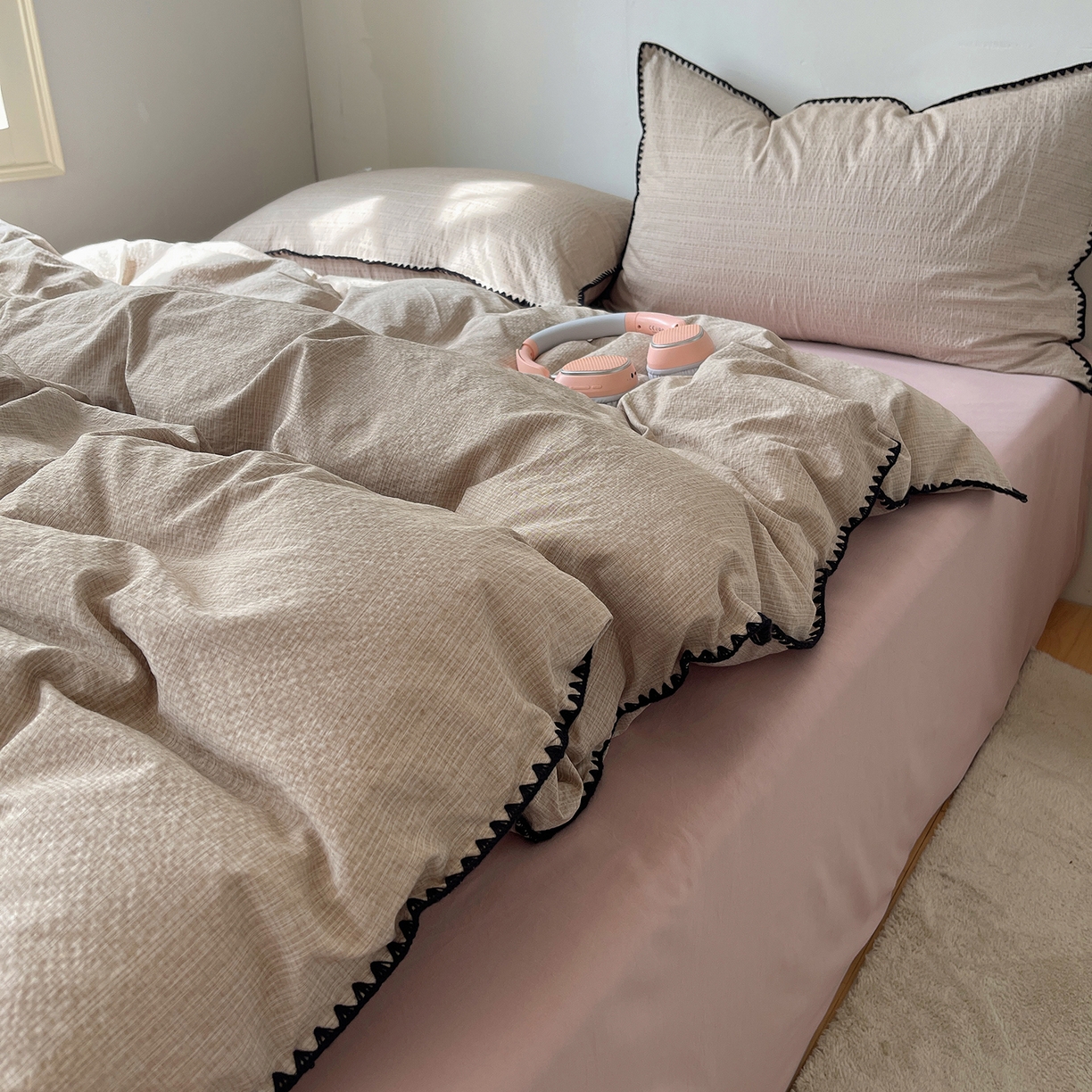 91家纺网 家纺一手货源 找家纺 凯洛奇 2026新款色织阳离子贝壳边四件套 阳离子-奶咖