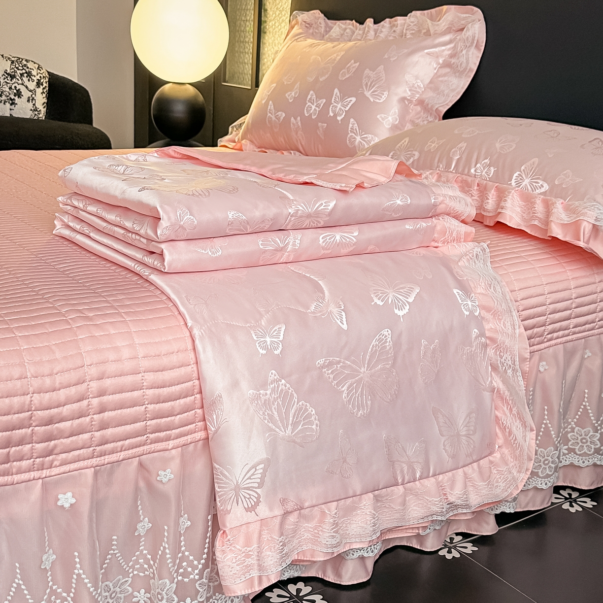 91家纺网 家纺一手货源 找家纺 富米莱（原臻工厂） 2026新款花边蕾丝款水洗真丝提花床盖床单床裙夏凉被四件套 蝶舞粉