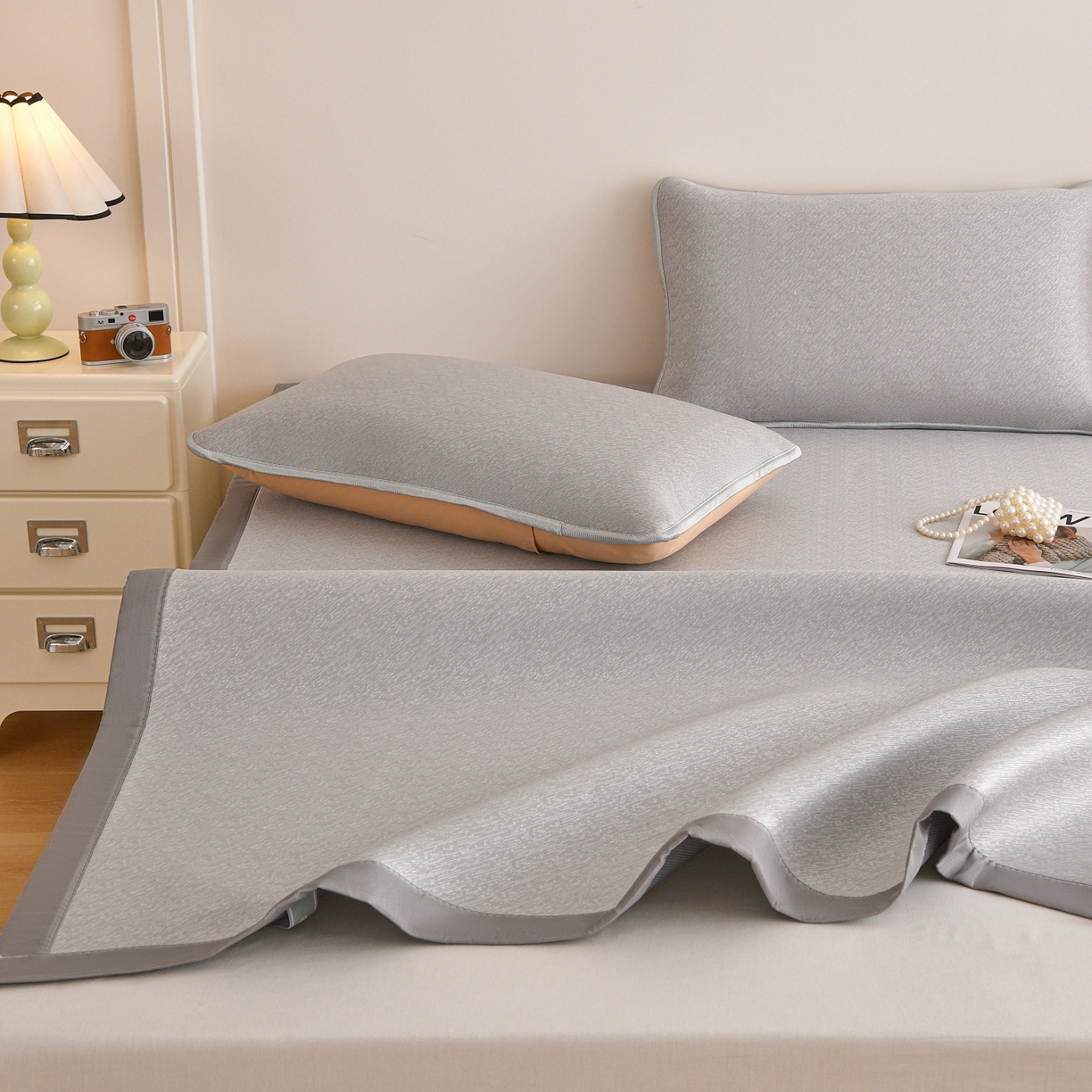 91家纺网 家纺一手货源 找家纺 金艾草 2026新款PE冰豆豆席凉感凉席单件席子平铺款 豆豆凉席-灰色