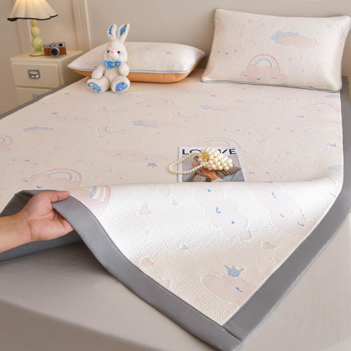 91家纺网 家纺一手货源 找家纺 金艾草 2026新款PE冰豆豆席凉感凉席单件席子平铺款 凉豆豆凉席-彩云粉