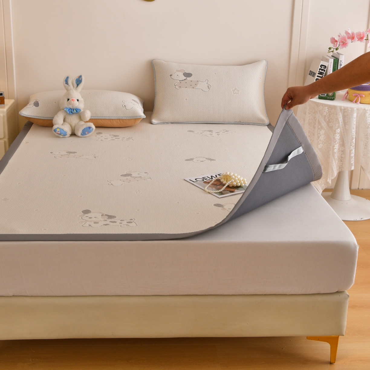 91家纺网 家纺一手货源 找家纺 金艾草 2026新款PE冰豆豆席凉感凉席单件席子平铺款 凉豆豆凉席-香肠狗卡其