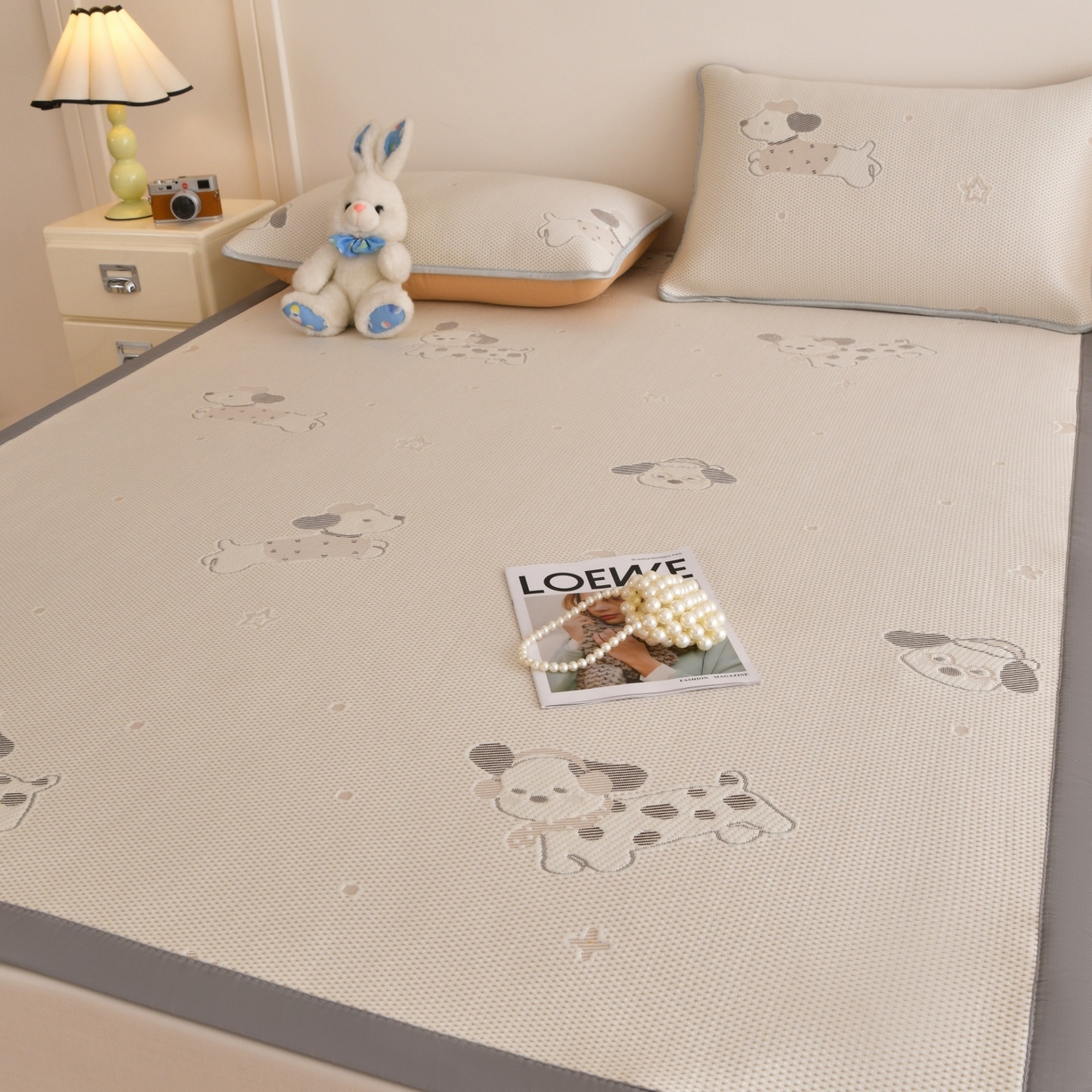 91家纺网 家纺一手货源 找家纺 金艾草 2026新款PE冰豆豆席凉感凉席单件席子平铺款 凉豆豆凉席-香肠狗卡其