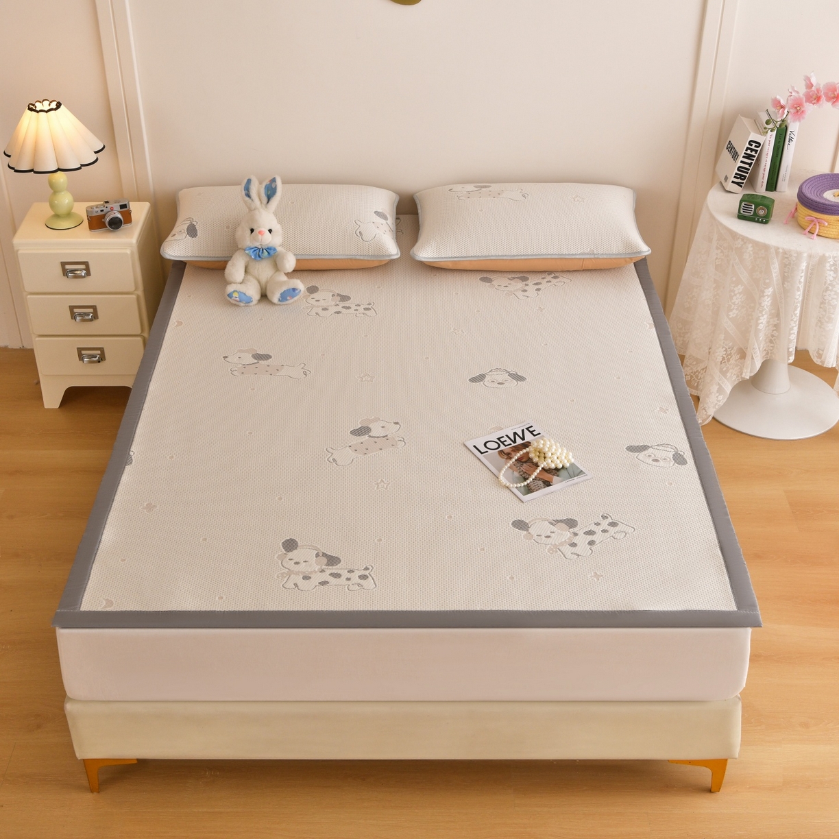 91家纺网 家纺一手货源 找家纺 金艾草 2026新款PE冰豆豆席凉感凉席单件席子平铺款 凉豆豆凉席-香肠狗卡其