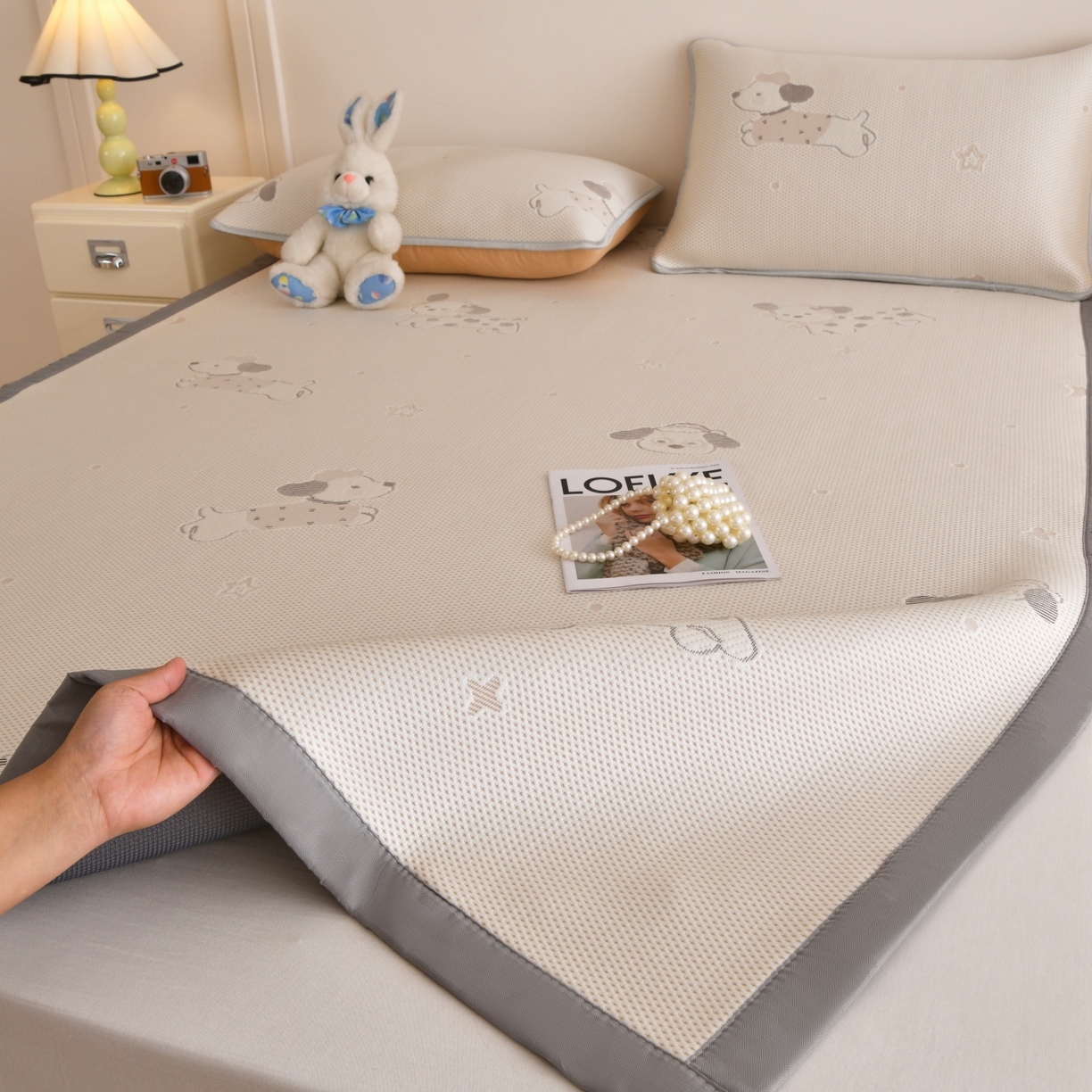 91家纺网 家纺一手货源 找家纺 金艾草 2026新款PE冰豆豆席凉感凉席单件席子平铺款 凉豆豆凉席-香肠狗卡其