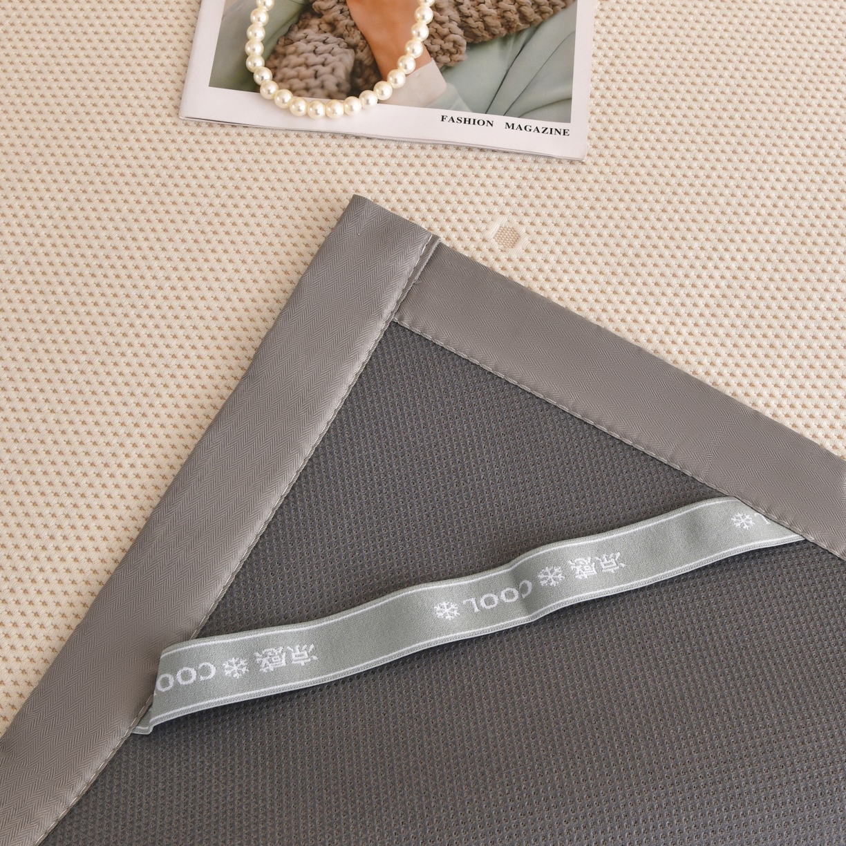 91家纺网 家纺一手货源 找家纺 金艾草 2026新款PE冰豆豆席凉感凉席单件席子平铺款 凉豆豆凉席-香肠狗卡其