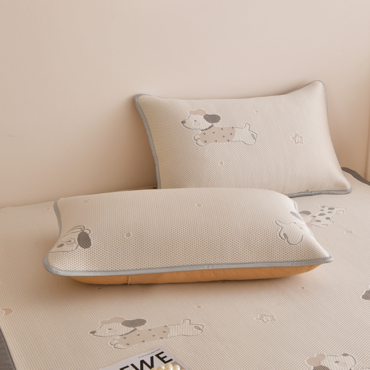 91家纺网 家纺一手货源 找家纺 金艾草 2026新款PE冰豆豆席凉感凉席单件席子平铺款 凉豆豆凉席-香肠狗卡其