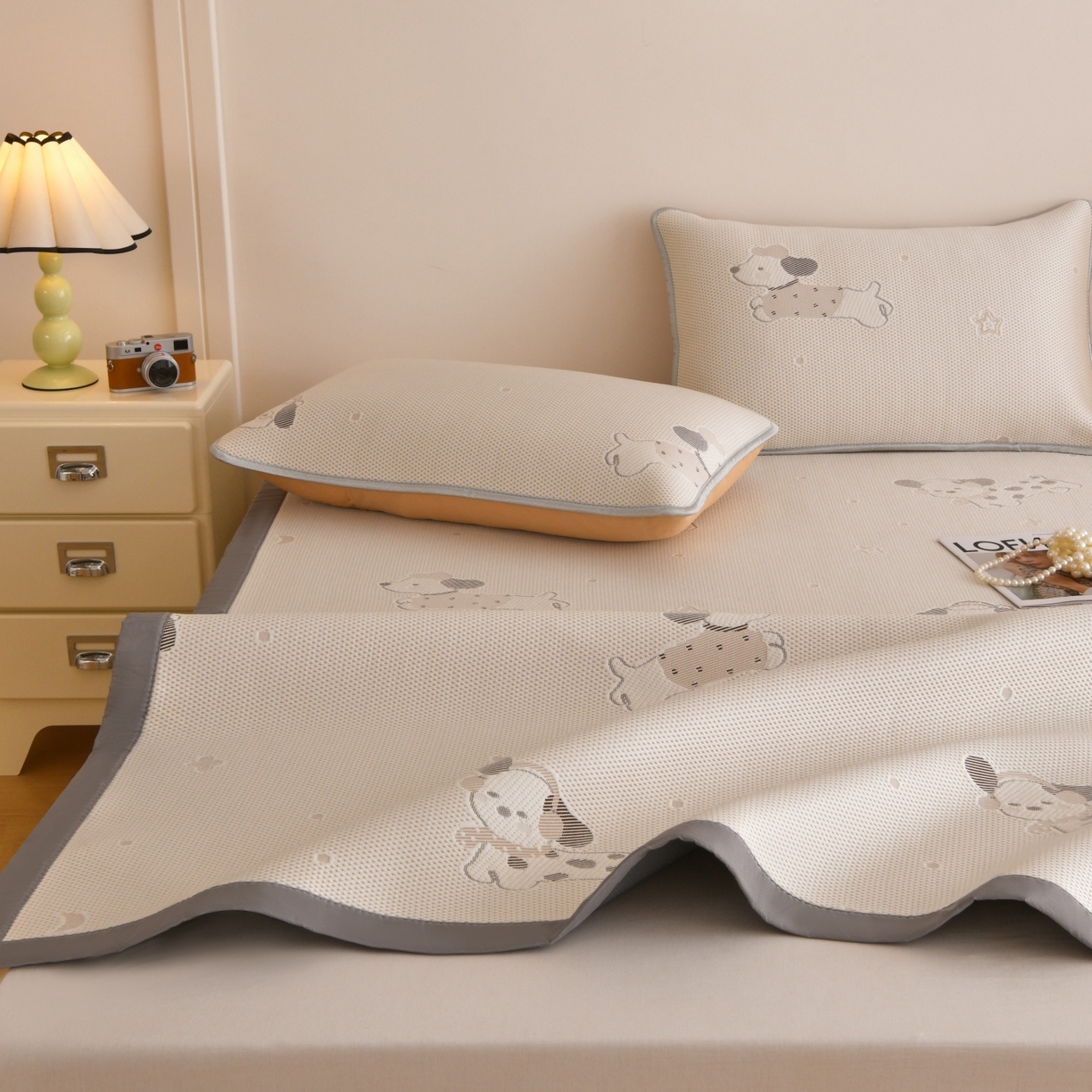 91家纺网 家纺一手货源 找家纺 金艾草 2026新款PE冰豆豆席凉感凉席单件席子平铺款 凉豆豆凉席-香肠狗卡其