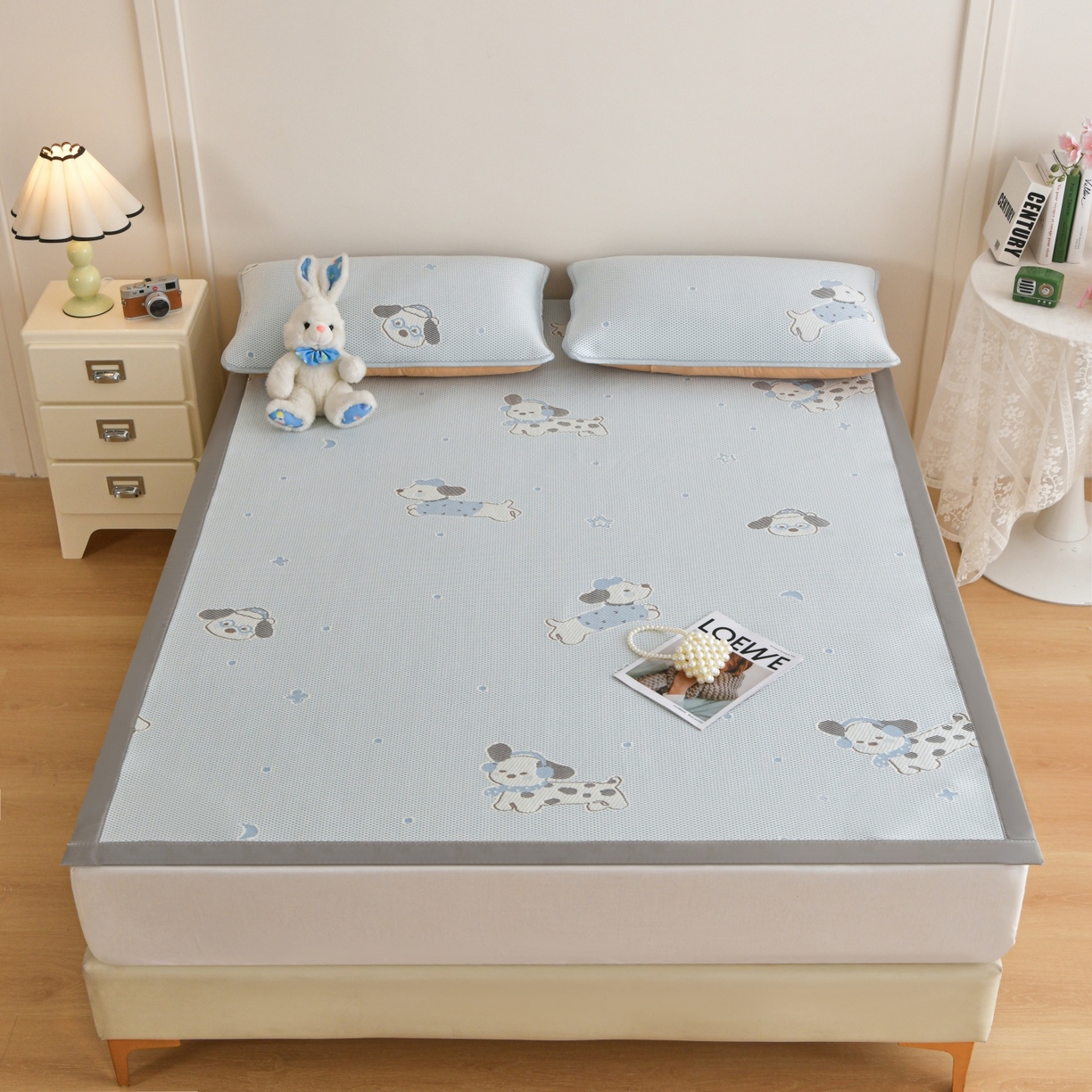 91家纺网 家纺一手货源 找家纺 金艾草 2026新款PE冰豆豆席凉感凉席单件席子平铺款 凉豆豆凉席-香肠狗蓝