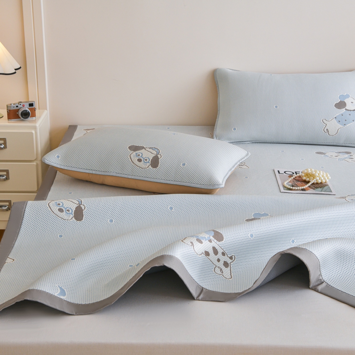 91家纺网 家纺一手货源 找家纺 金艾草 2026新款PE冰豆豆席凉感凉席单件席子平铺款 凉豆豆凉席-香肠狗蓝