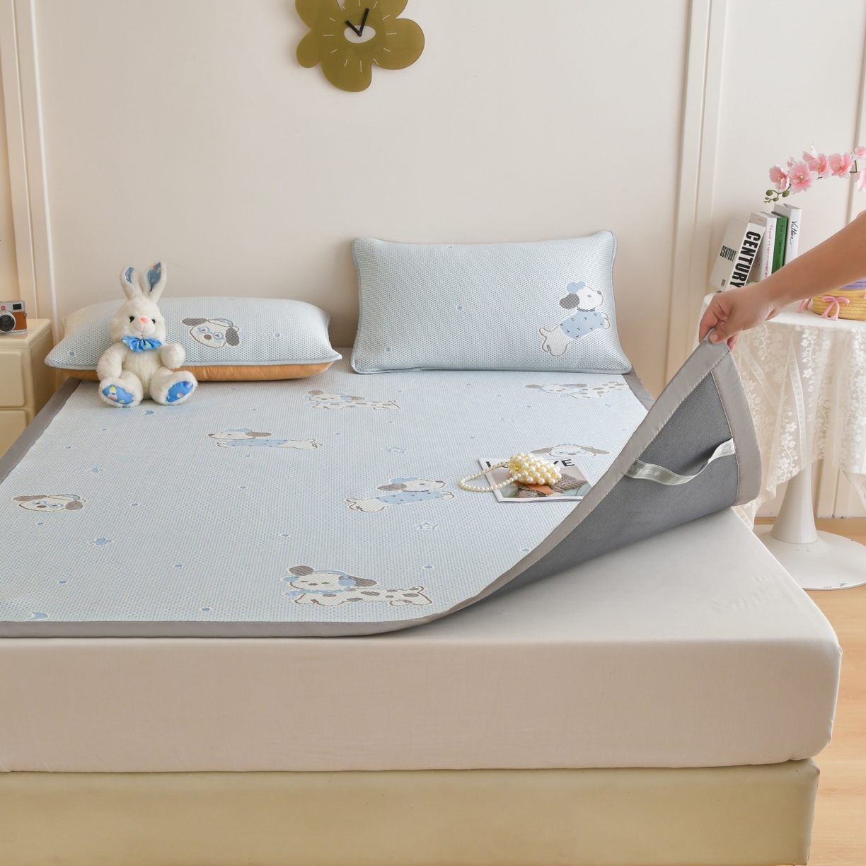 91家纺网 家纺一手货源 找家纺 金艾草 2026新款PE冰豆豆席凉感凉席单件席子平铺款 凉豆豆凉席-香肠狗蓝