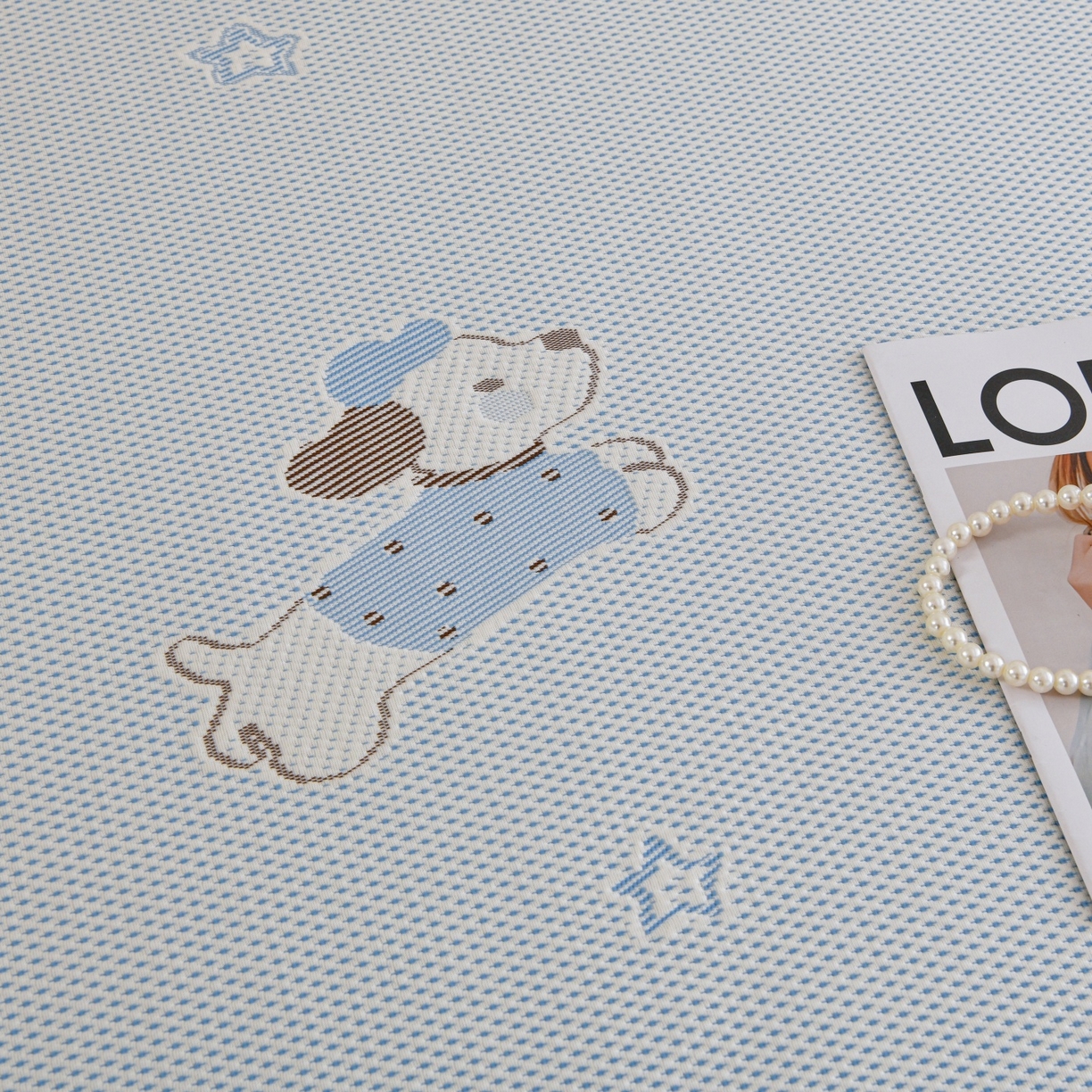 91家纺网 家纺一手货源 找家纺 金艾草 2026新款PE冰豆豆席凉感凉席单件席子平铺款 凉豆豆凉席-香肠狗蓝