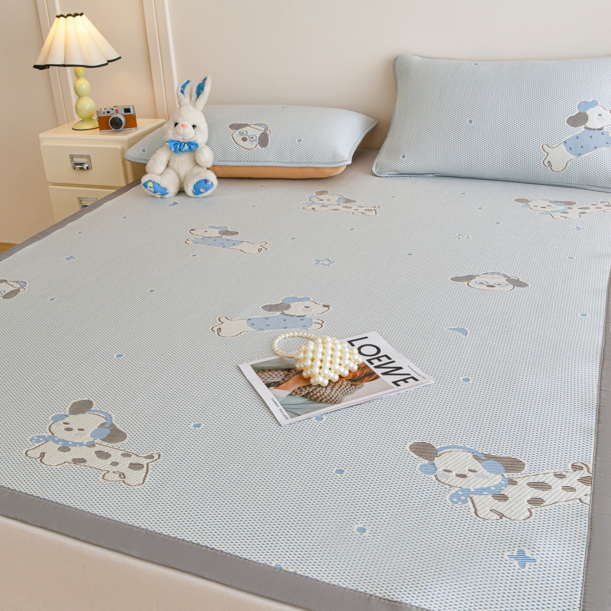 91家纺网 家纺一手货源 找家纺 金艾草 2026新款PE冰豆豆席凉感凉席单件席子平铺款 凉豆豆凉席-香肠狗蓝