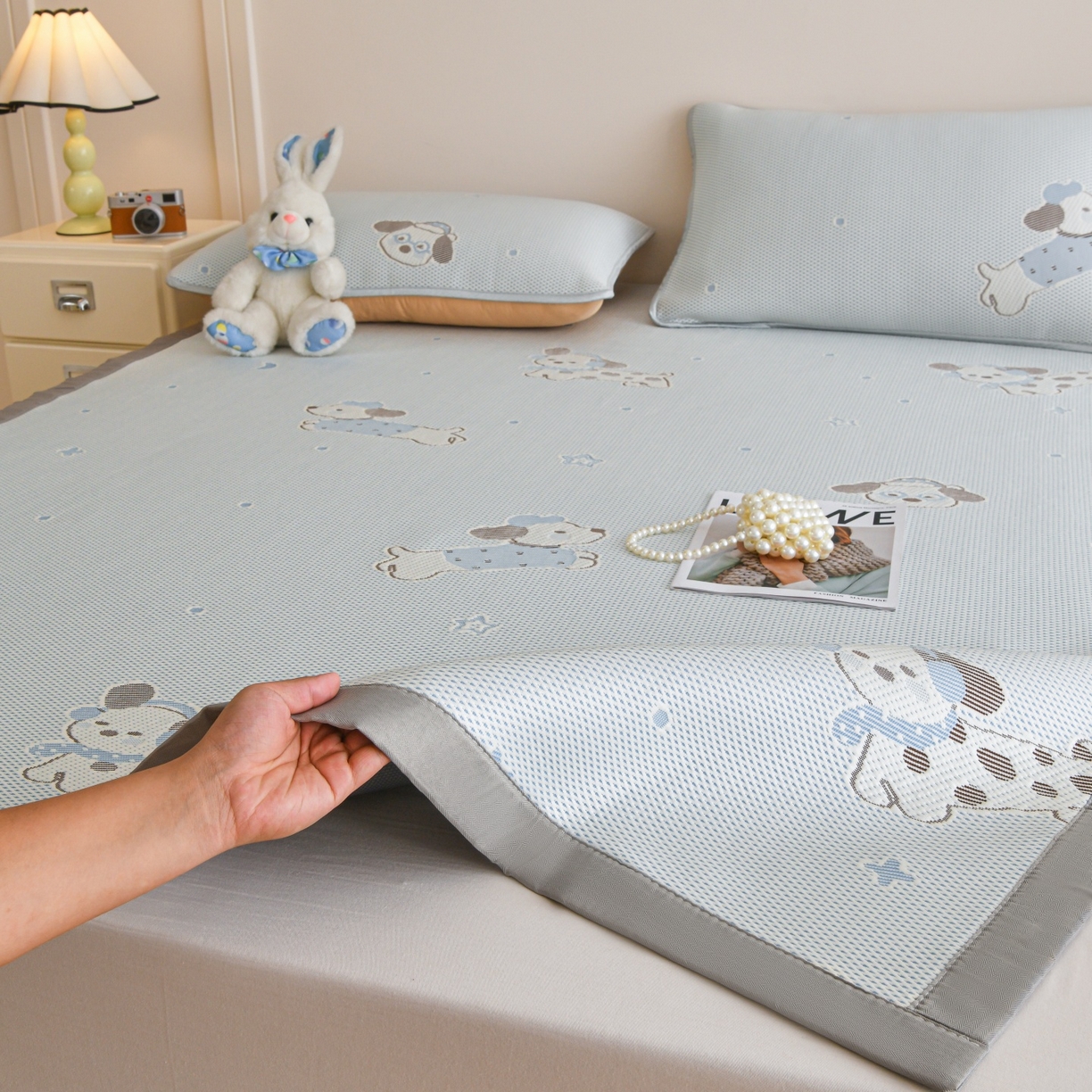 91家纺网 家纺一手货源 找家纺 金艾草 2026新款PE冰豆豆席凉感凉席单件席子平铺款 凉豆豆凉席-香肠狗蓝