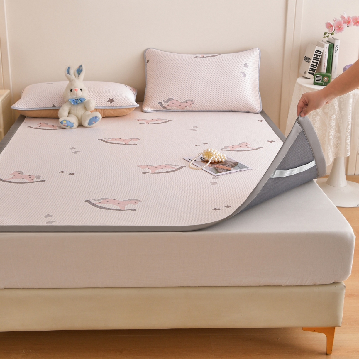 91家纺网 家纺一手货源 找家纺 金艾草 2026新款PE冰豆豆席凉感凉席单件席子平铺款 凉豆豆凉席-小马粉