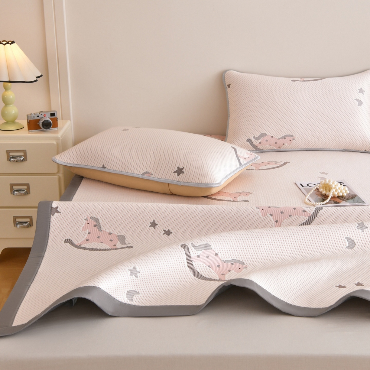 91家纺网 家纺一手货源 找家纺 金艾草 2026新款PE冰豆豆席凉感凉席单件席子平铺款 凉豆豆凉席-小马粉