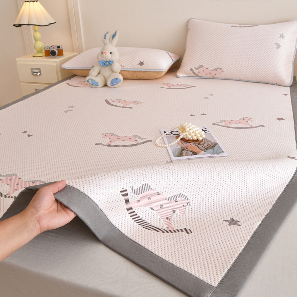 91家纺网 家纺一手货源 找家纺 金艾草 2026新款PE冰豆豆席凉感凉席单件席子平铺款 凉豆豆凉席-小马粉