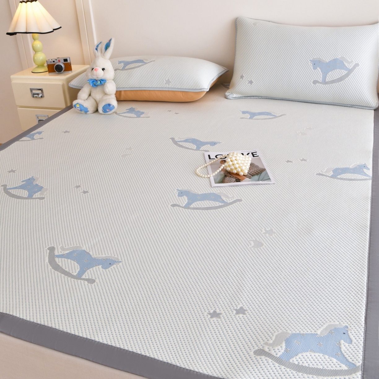 91家纺网 家纺一手货源 找家纺 金艾草 2026新款PE冰豆豆席凉感凉席单件席子平铺款 凉豆豆凉席-小马蓝