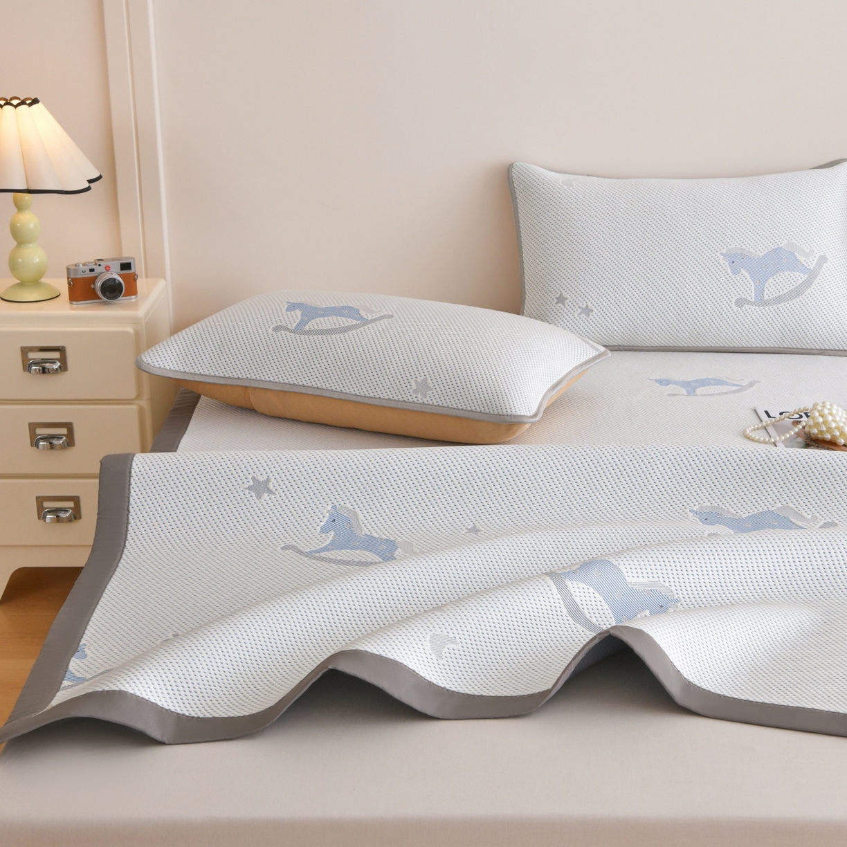 91家纺网 家纺一手货源 找家纺 金艾草 2026新款PE冰豆豆席凉感凉席单件席子平铺款 凉豆豆凉席-小马蓝