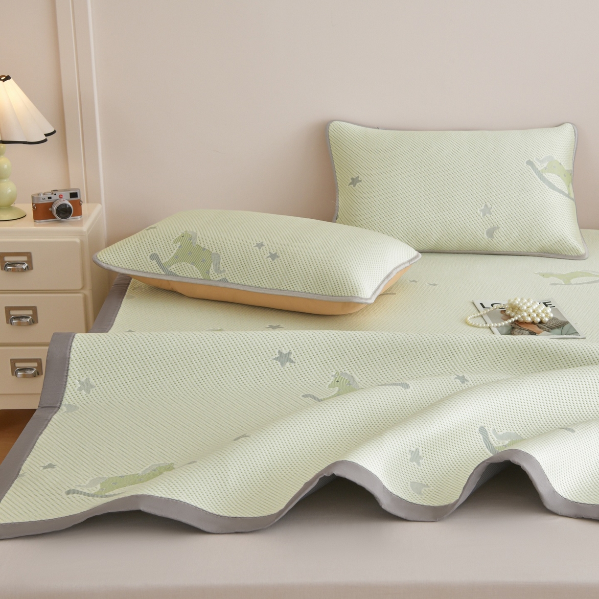 91家纺网 家纺一手货源 找家纺 金艾草 2026新款PE冰豆豆席凉感凉席单件席子平铺款 凉豆豆凉席-小马绿