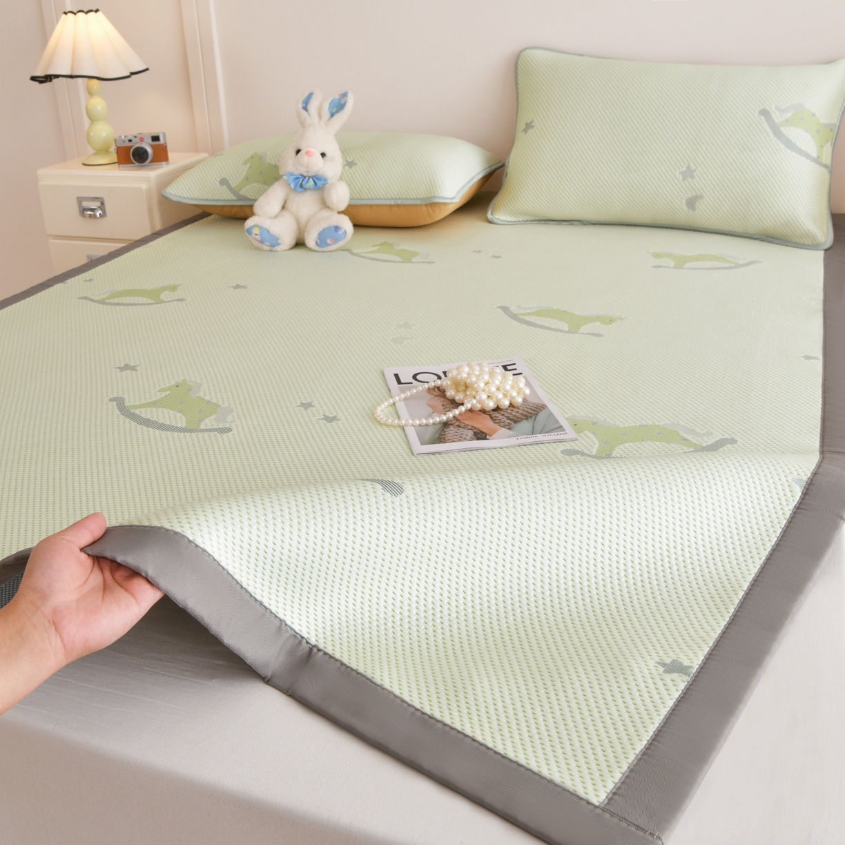 91家纺网 家纺一手货源 找家纺 金艾草 2026新款PE冰豆豆席凉感凉席单件席子平铺款 凉豆豆凉席-小马绿