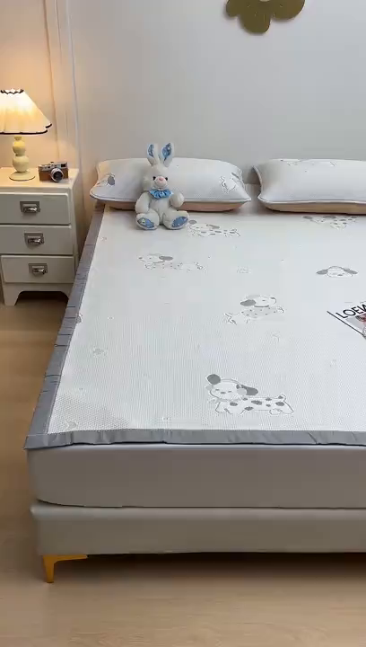 91家纺网 家纺一手货源 找家纺 金艾草 2026新款PE冰豆豆席凉感凉席单件席子平铺款 凉豆豆凉席-香肠狗卡其