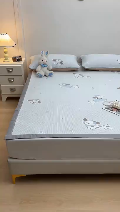 91家纺网 家纺一手货源 找家纺 金艾草 2026新款PE冰豆豆席凉感凉席单件席子平铺款 凉豆豆凉席-香肠狗蓝