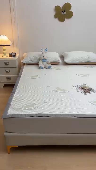 91家纺网 家纺一手货源 找家纺 金艾草 2026新款PE冰豆豆席凉感凉席单件席子平铺款 凉豆豆凉席-小马绿