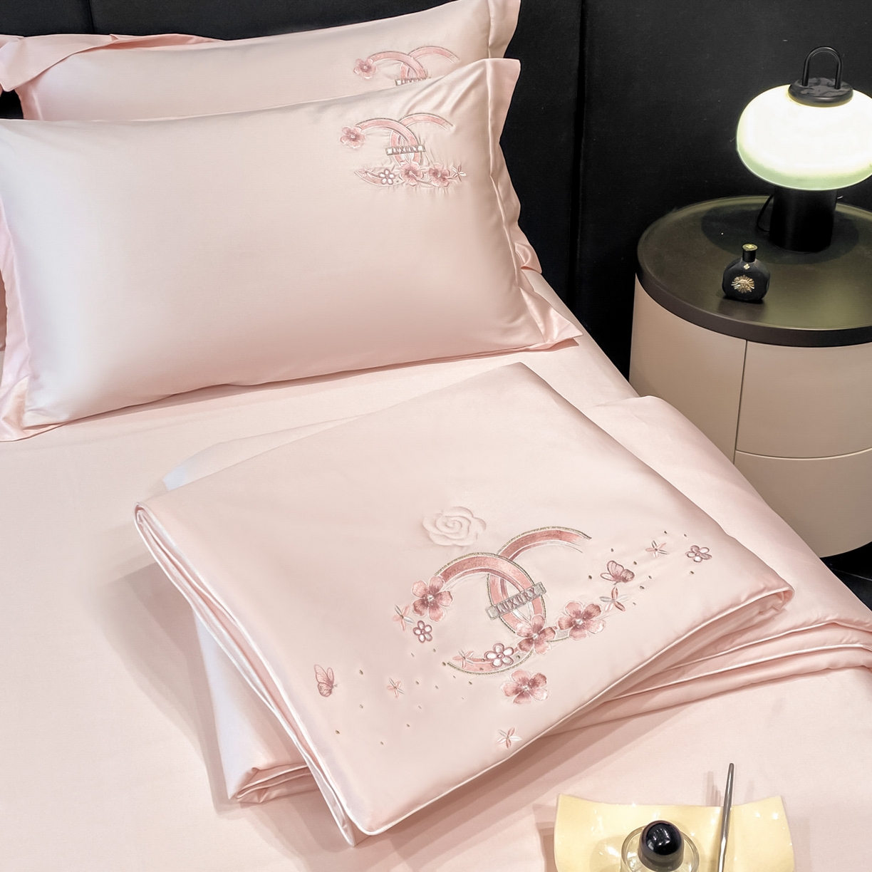 91家纺网 家纺一手货源 找家纺 （总）新方向 2026刺绣A类20%蚕丝天丝棉夏被四件套 65%60s兰精天丝 35%100支长绒棉--纷飞