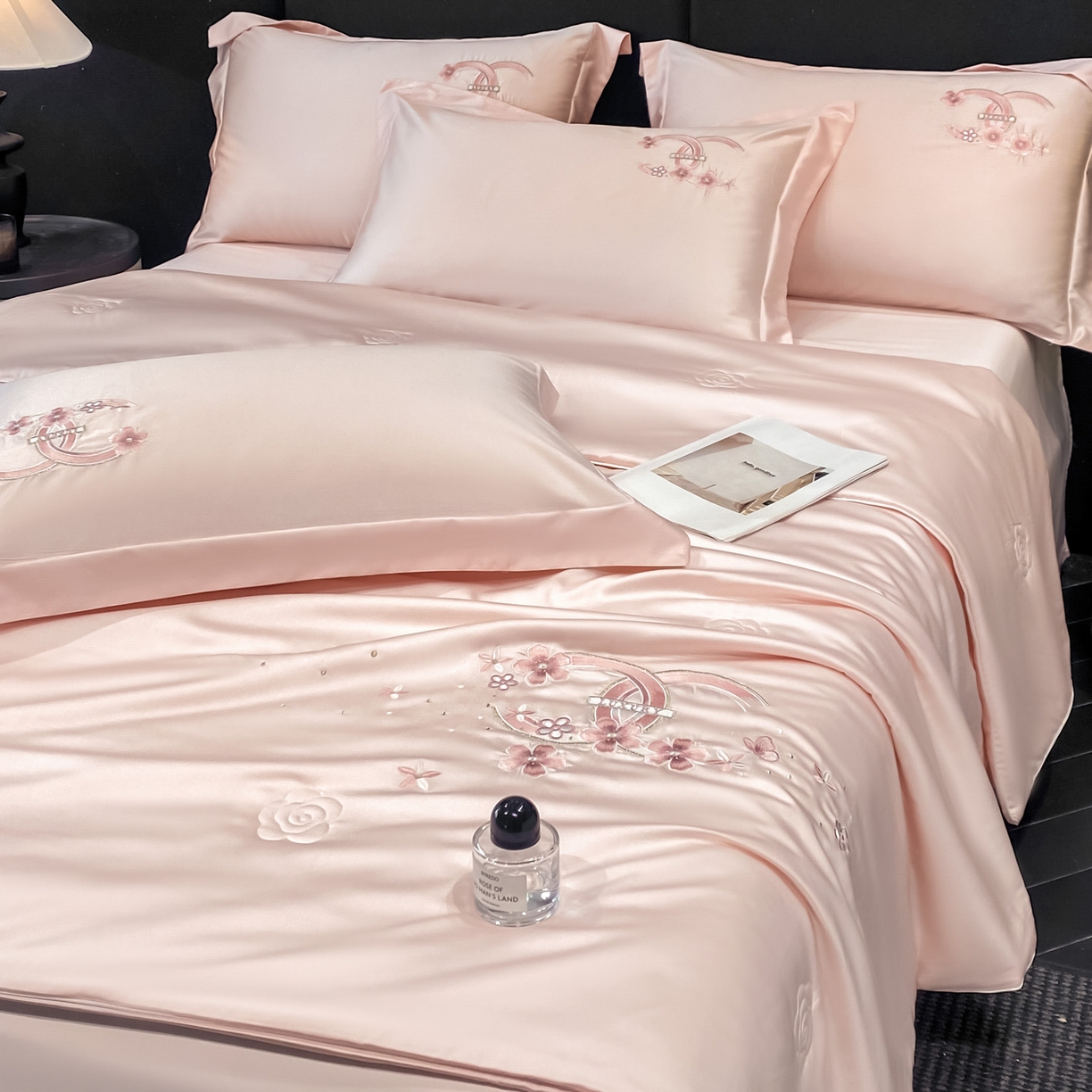 91家纺网 家纺一手货源 找家纺 新方向 2026春夏新款刺绣A类20%蚕丝天丝棉夏凉被空调被夏被四件套-纷飞 纷飞-山茶粉