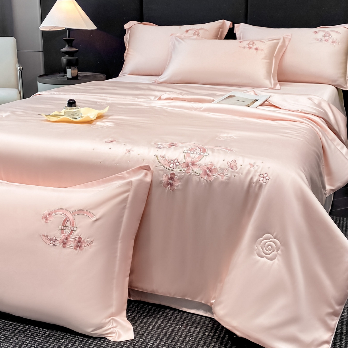 91家纺网 家纺一手货源 找家纺 （总）新方向 2026刺绣A类20%蚕丝天丝棉夏被四件套 65%60s兰精天丝 35%100支长绒棉--纷飞