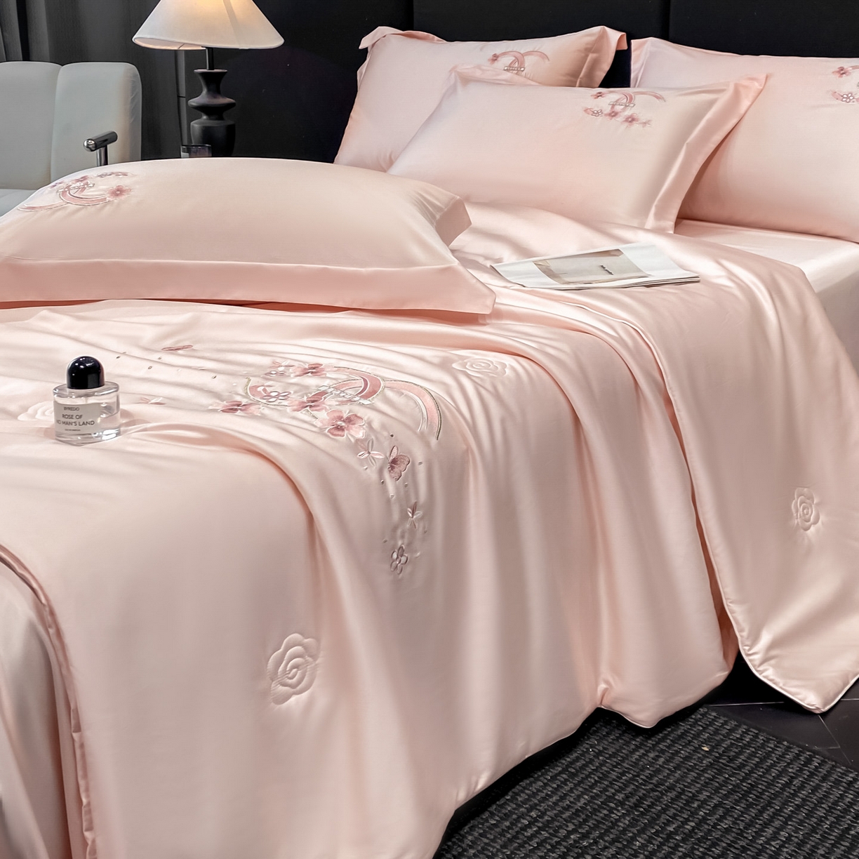 91家纺网 家纺一手货源 找家纺 （总）新方向 2026刺绣A类20%蚕丝天丝棉夏被四件套 65%60s兰精天丝 35%100支长绒棉--纷飞