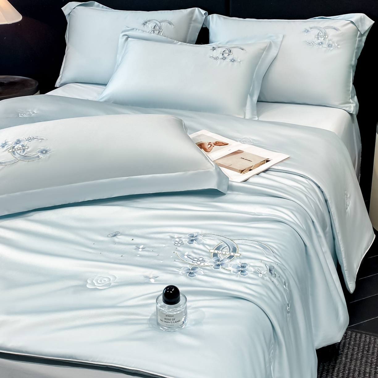 91家纺网 家纺一手货源 找家纺 新方向 2026春夏新款刺绣A类20%蚕丝天丝棉夏凉被空调被夏被四件套-纷飞 纷飞-微光蓝