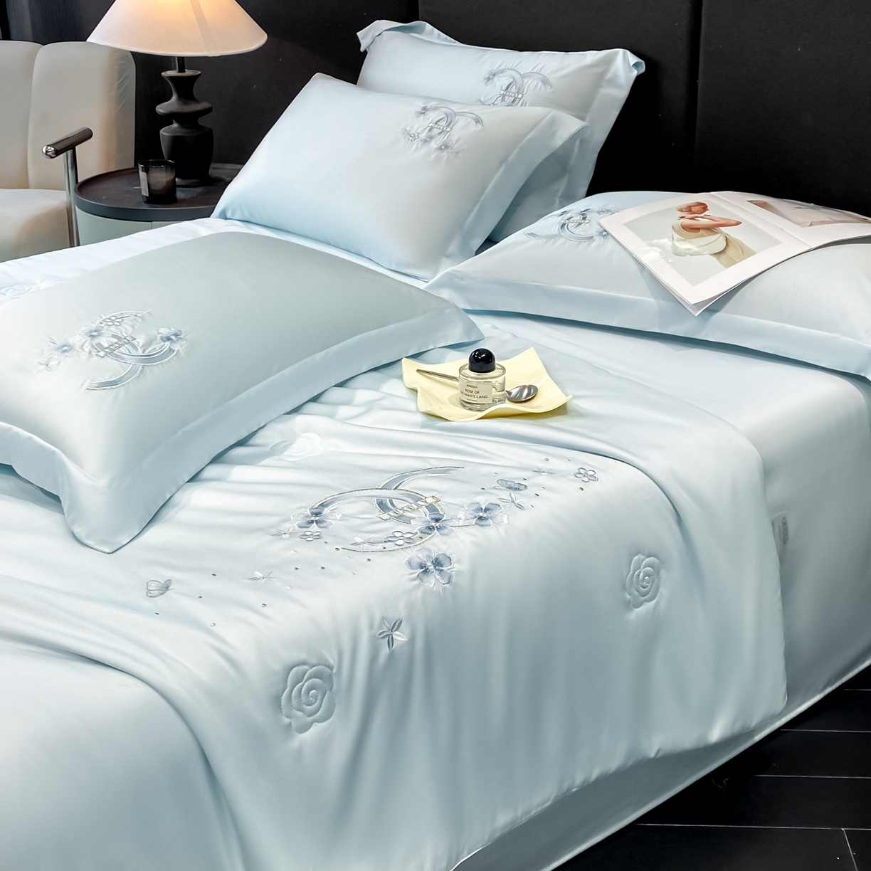 91家纺网 家纺一手货源 找家纺 新方向 2026春夏新款刺绣A类20%蚕丝天丝棉夏凉被空调被夏被四件套-纷飞 纷飞-微光蓝