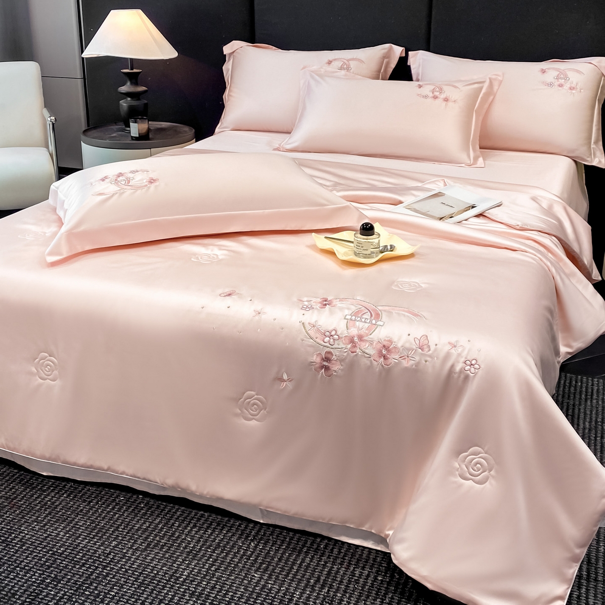 91家纺网 家纺一手货源 找家纺 （总）新方向 2026刺绣A类20%蚕丝天丝棉夏被四件套 65%60s兰精天丝 35%100支长绒棉--纷飞