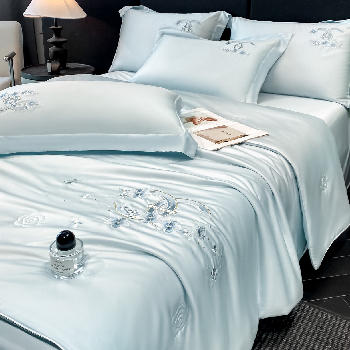 新方向 2026春夏新款刺绣A类20%蚕丝天丝棉夏凉被空调被夏被四件套-纷飞 纷飞-微光蓝