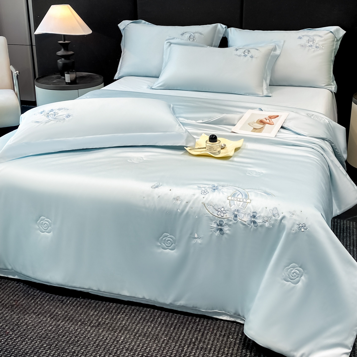 91家纺网 家纺一手货源 找家纺 新方向 2026春夏新款刺绣A类20%蚕丝天丝棉夏凉被空调被夏被四件套-纷飞 纷飞-微光蓝