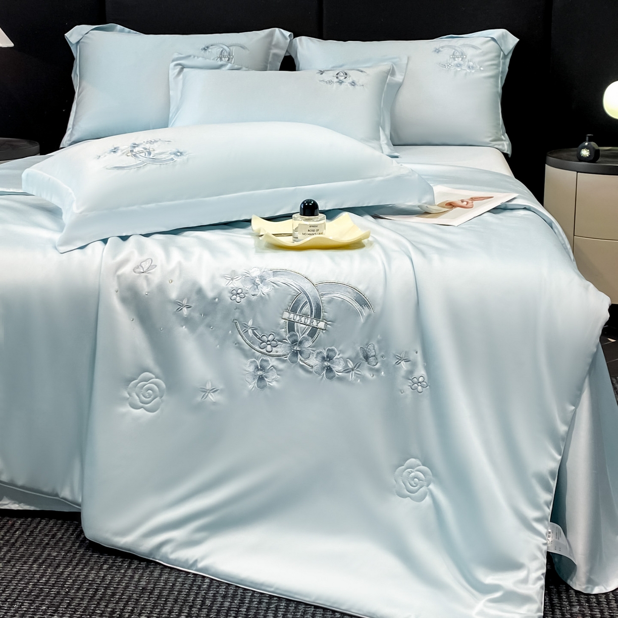 91家纺网 家纺一手货源 找家纺 新方向 2026春夏新款刺绣A类20%蚕丝天丝棉夏凉被空调被夏被四件套-纷飞 纷飞-微光蓝