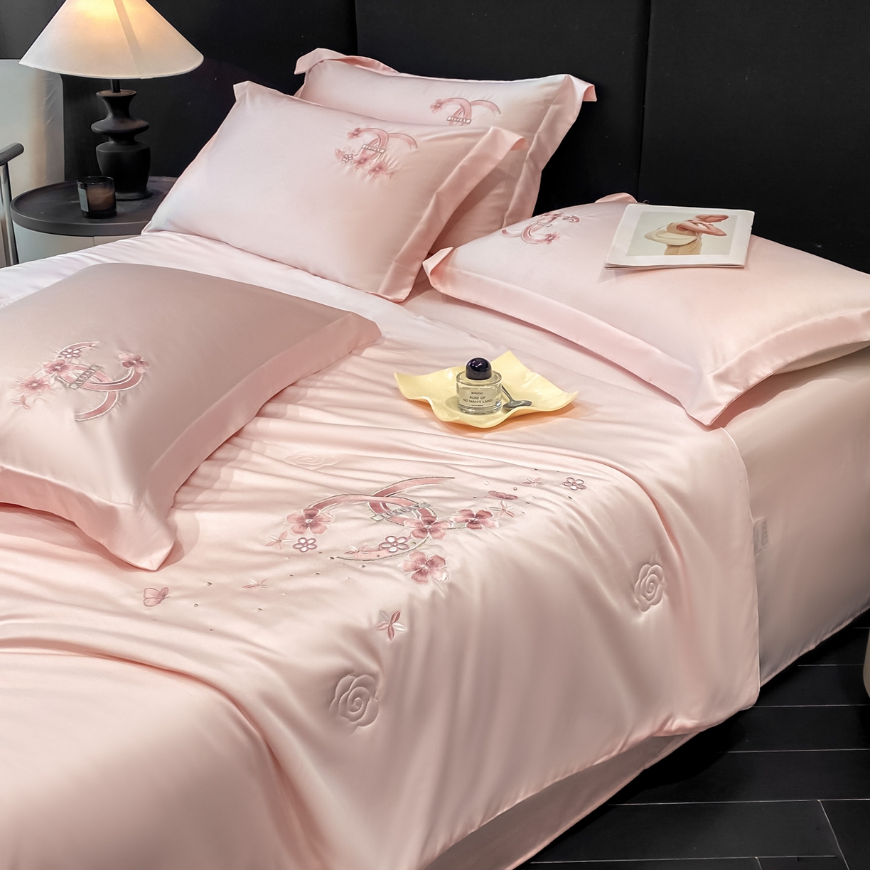 91家纺网 家纺一手货源 找家纺 新方向 2026春夏新款刺绣A类20%蚕丝天丝棉夏凉被空调被夏被四件套-纷飞 纷飞-山茶粉