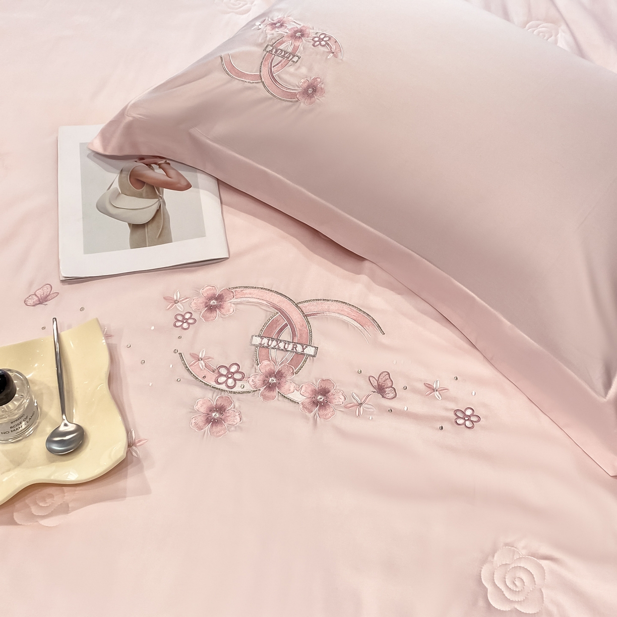 91家纺网 家纺一手货源 找家纺 （总）新方向 2026刺绣A类20%蚕丝天丝棉夏被四件套 65%60s兰精天丝 35%100支长绒棉--纷飞