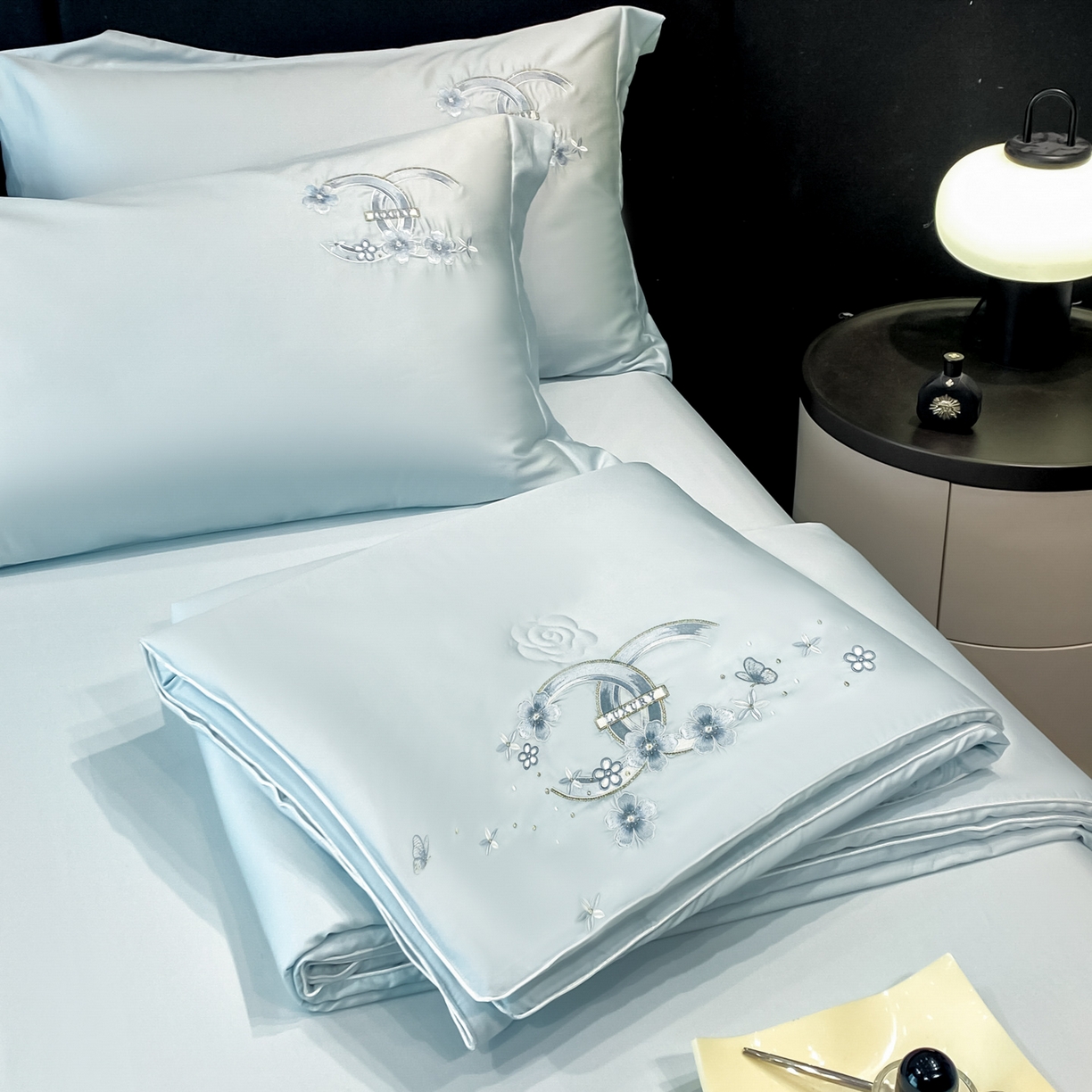 91家纺网 家纺一手货源 找家纺 新方向 2026春夏新款刺绣A类20%蚕丝天丝棉夏凉被空调被夏被四件套-纷飞 纷飞-微光蓝