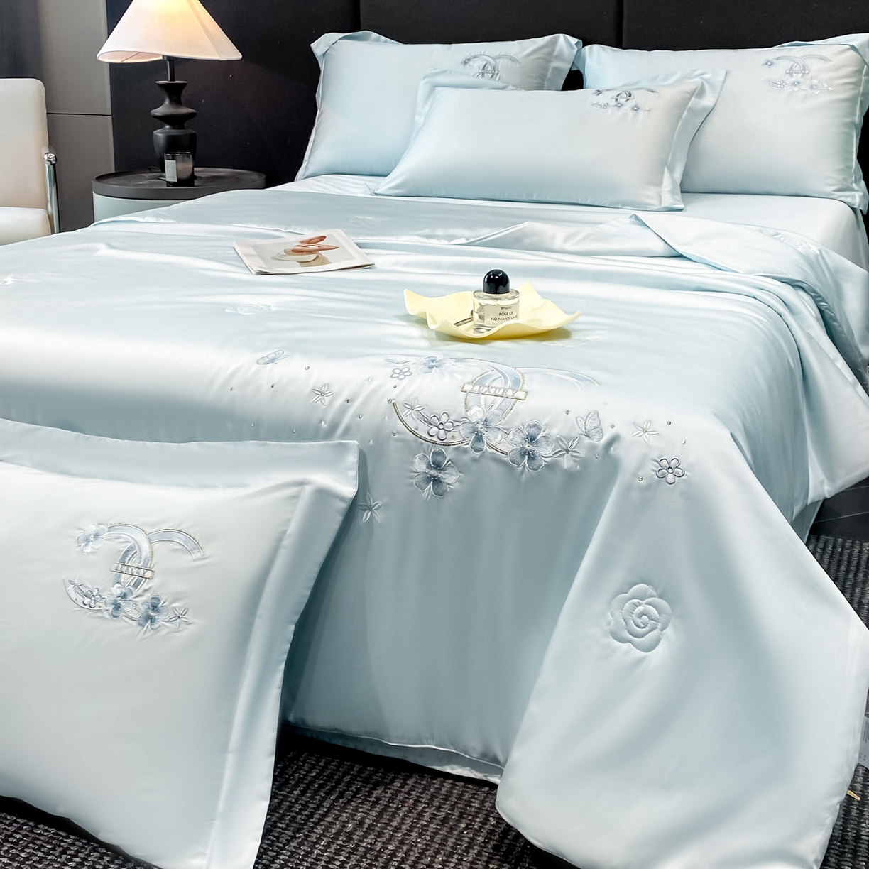 91家纺网 家纺一手货源 找家纺 新方向 2026春夏新款刺绣A类20%蚕丝天丝棉夏凉被空调被夏被四件套-纷飞 纷飞-微光蓝