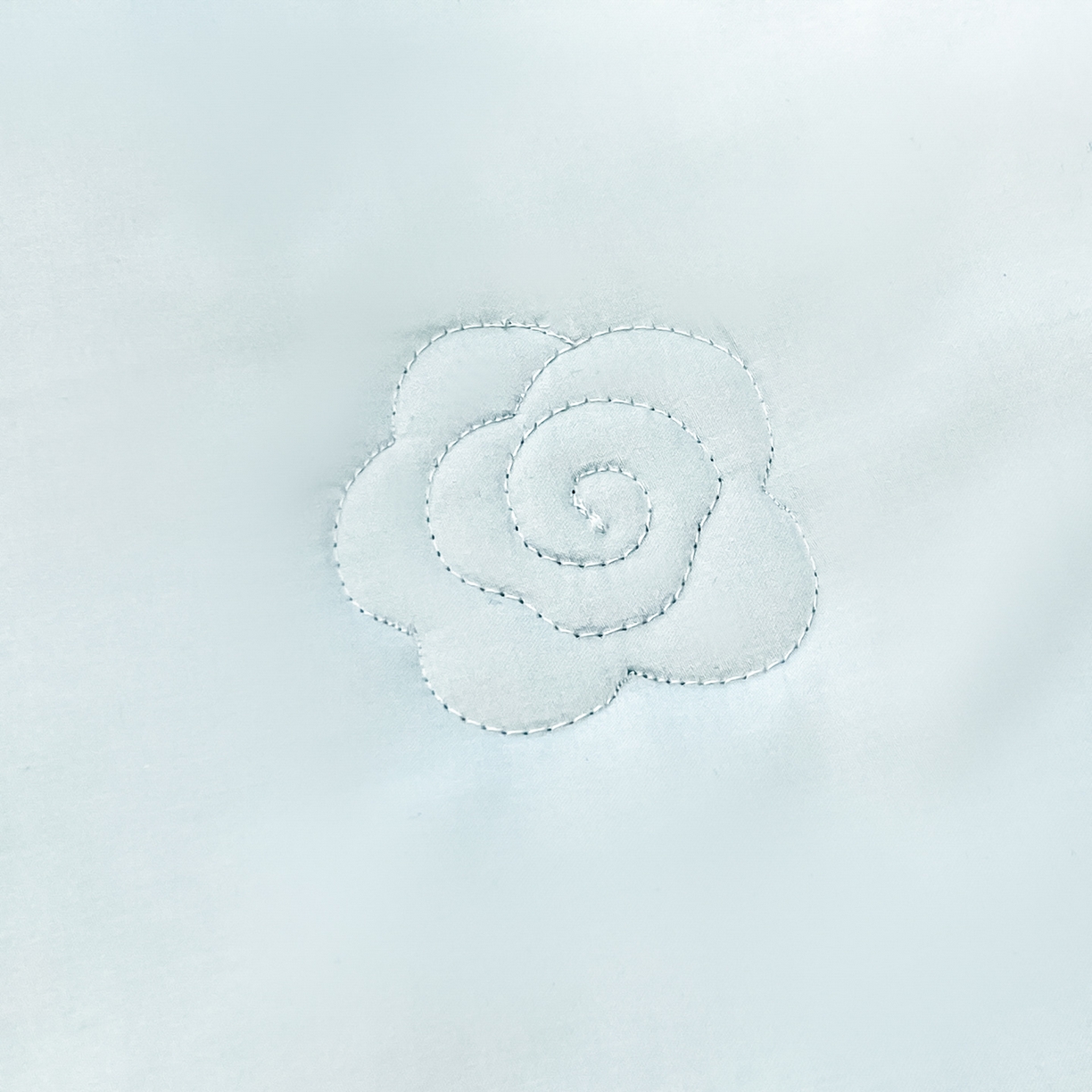 91家纺网 家纺一手货源 找家纺 新方向 2026春夏新款刺绣A类20%蚕丝天丝棉夏凉被空调被夏被四件套-纷飞 纷飞-微光蓝