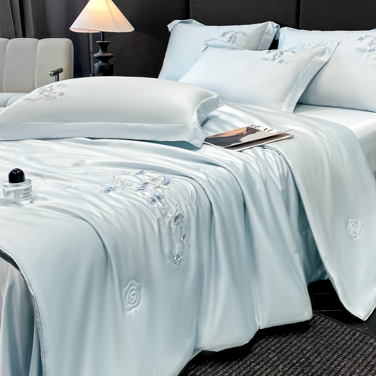 91家纺网 家纺一手货源 找家纺 新方向 2026春夏新款刺绣A类20%蚕丝天丝棉夏凉被空调被夏被四件套-纷飞 纷飞-微光蓝