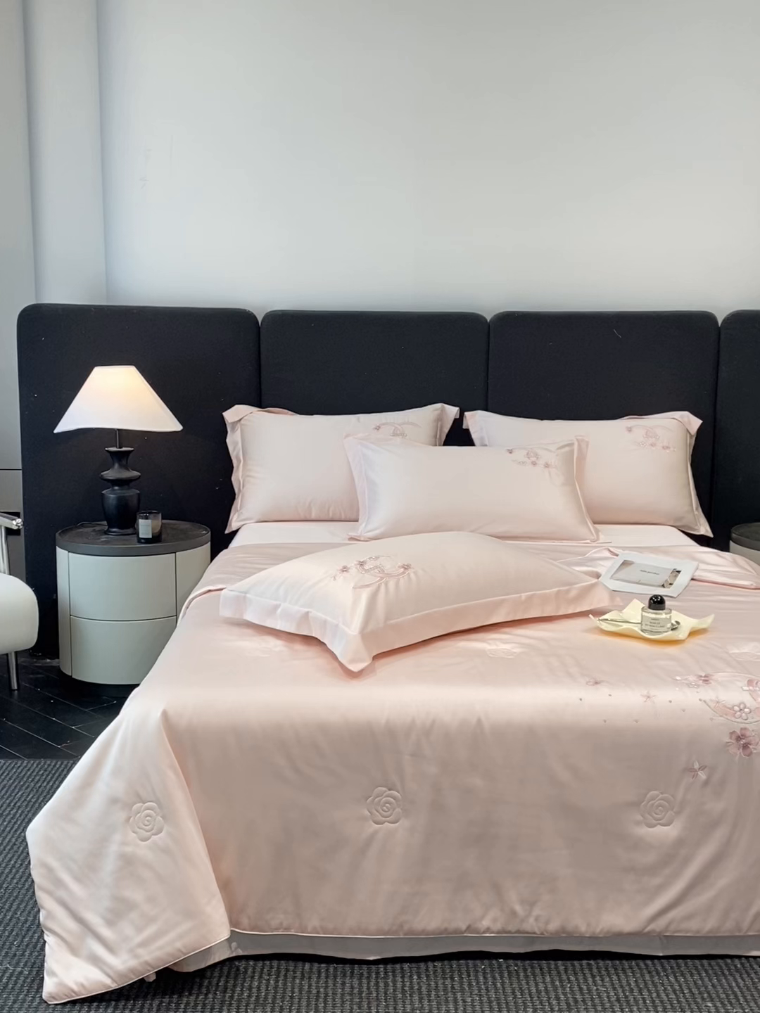 91家纺网 家纺一手货源 找家纺 新方向 2026春夏新款刺绣A类20%蚕丝天丝棉夏凉被空调被夏被四件套-纷飞 纷飞-山茶粉